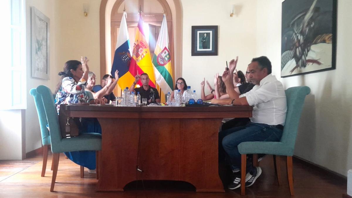 Haría aumentará la cuantía de las becas al transporte para estudiantes